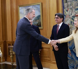 Su Majestad el Rey saluda a la presidenta del Tribunal Supremo y del Consejo General del Poder Judicial, Isabel Perelló Doménech